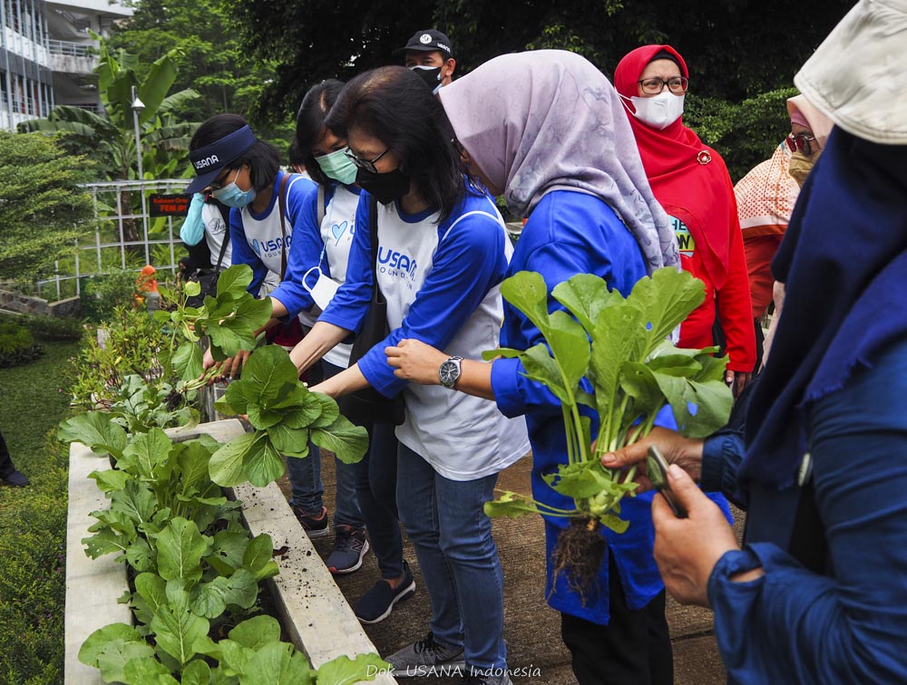 SERAH TERIMA 105 GARDEN TOWERS DARI USANA INDONESIA DAN IPB KEPADA WANITA TANI